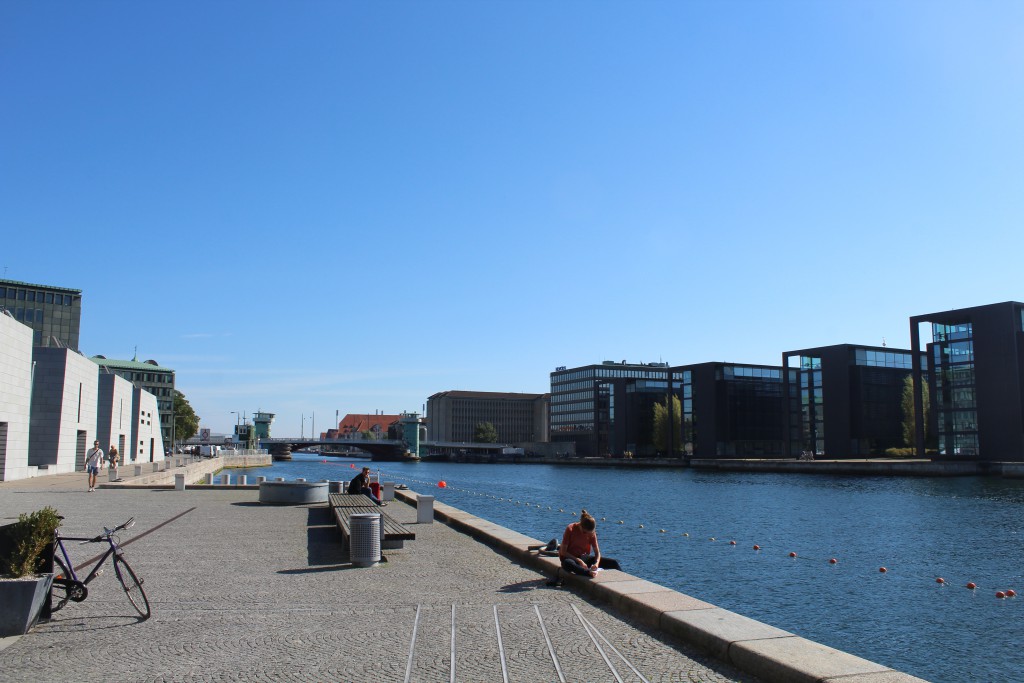 View from Christians Brygge at Royal Library "Dianamante" to Bridge "Knippelsbro". Photo in direction east 25. august 2016 by Erik K Abrahamsen.