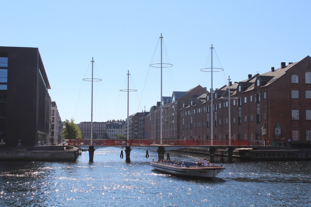 Bike-, walk and run bridge "Cirkelbroen" passing Christianshavn Canal. Phoot in direction south to Christianshavn 25. august 2016 by Erik K Abrahams