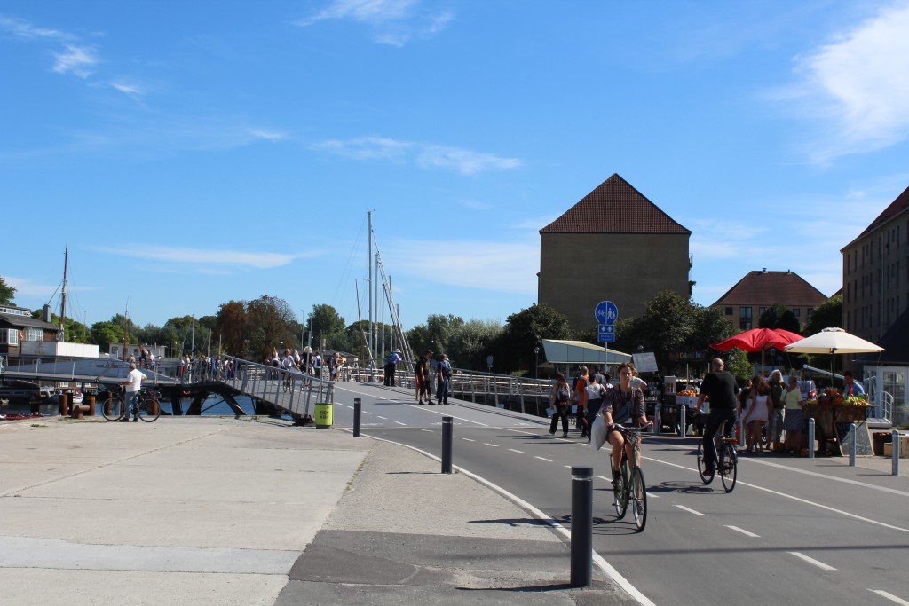 Bike-, walk and run bridge "Trangravsbroen" with at left connection to Arsenaløen and Christiansholm island and at rift with connection to Iceland Place on Christianshavn. Photo in direction south 25. august 2016 by erik K Abr