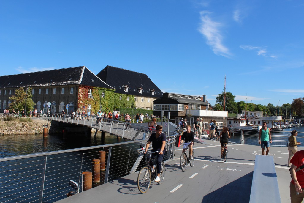 New bike-, walk and run bridge "Trangravsbroen" on Christianshavn. At left passage to Arsenal Island and Christiansholm island on Holmen and at right passage to Iceland Place on Christianshavn