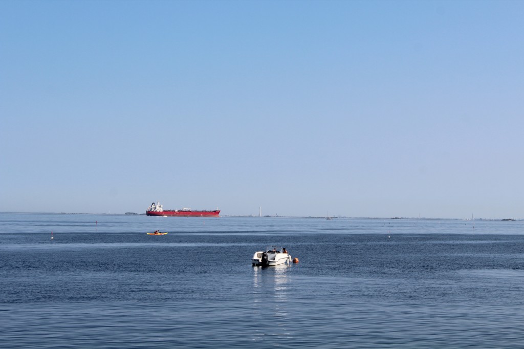 Udisgt mod Øresund fra Badeanstalt Helgoland ved Amager Strand Park. Foto mod øst ud over Øresund med Sverige  med "Det snoede Tårn". Foto august Erik K Abrahamseni Horizonten