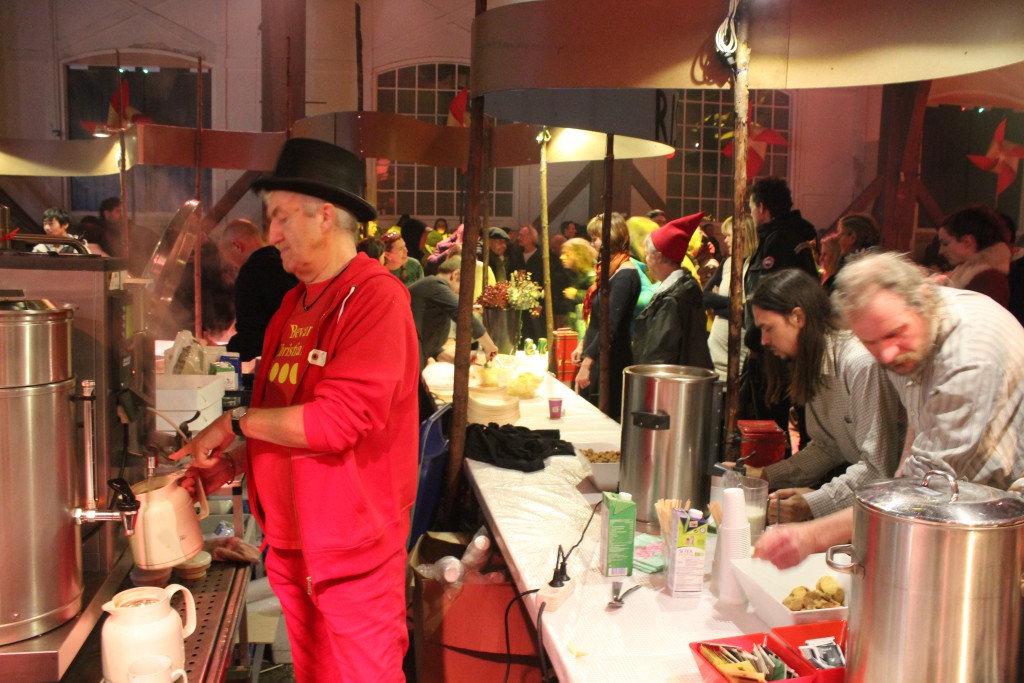 Servering af kaffe og hjemmelave småkager, chokolade confetti og frugt juleaften 2916. Foto den 24. december 2016 af Erik K Abrahamsen.