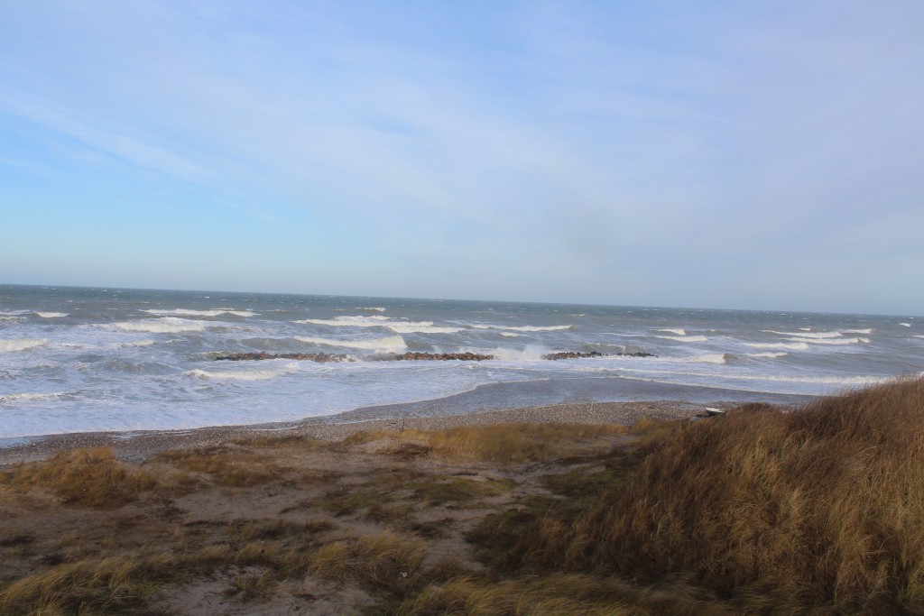 Liseleje Strand - bådophalingsplads bygget i 1911 bag stor granitbølgebryder, Foto i retnig nord mod Kattegat den 27. december 2016 af Erik K Abrahamsen.