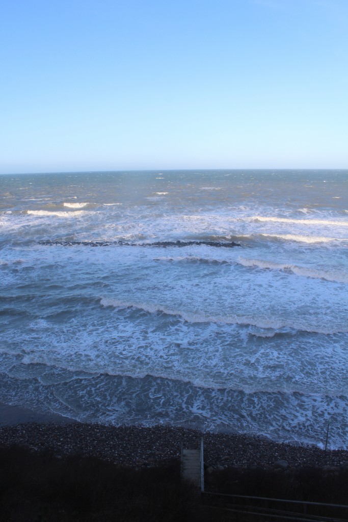  Hyllingebjerg Strand. Den forhøjede vandstan på 1,5-2 m og højer bølger har overskyllet hele den ca. 75 m brede sandstrand. Foto i retning nod ud over Kattegat den 27. december kl. ca. 12.45 af Erik K Abrahamsen.