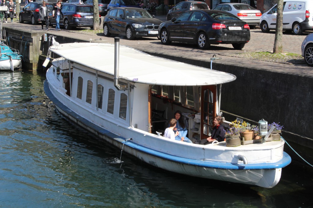 Lovely atmosphere at Christianshavn Canal. View from Sct. Annæ Bro. Photo 3. may 2017 by Erik K Abrrahamsen.