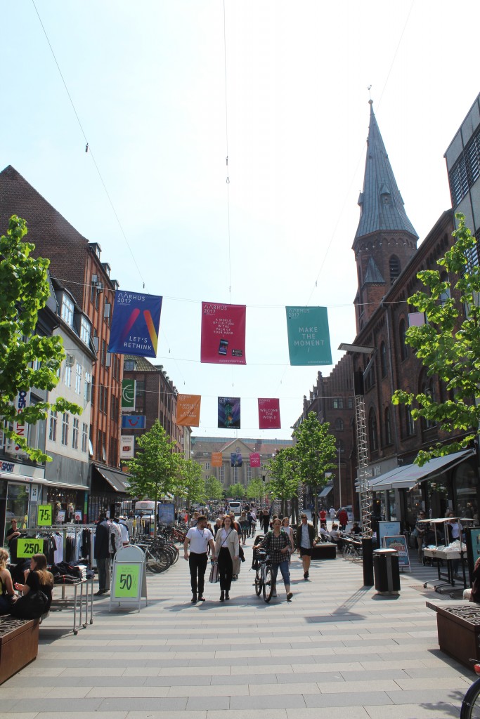 Ryesgade, Aarhus. udsigt mod syd mod Aarhus Hovedbanegård. Main shoppeing street. Foto den 18. maj 2017 af Erik K Abrahamsen.