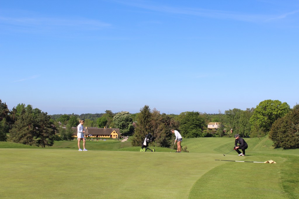 Hul 1, 320 m, par 4. Putting. foto i retning vest den 21. maj 2017 af Erik K Abrahamsen.