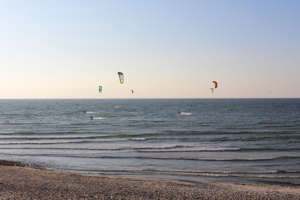 Windsurfing ud over Liseleje STYrand. Udsigt mod Kattegat