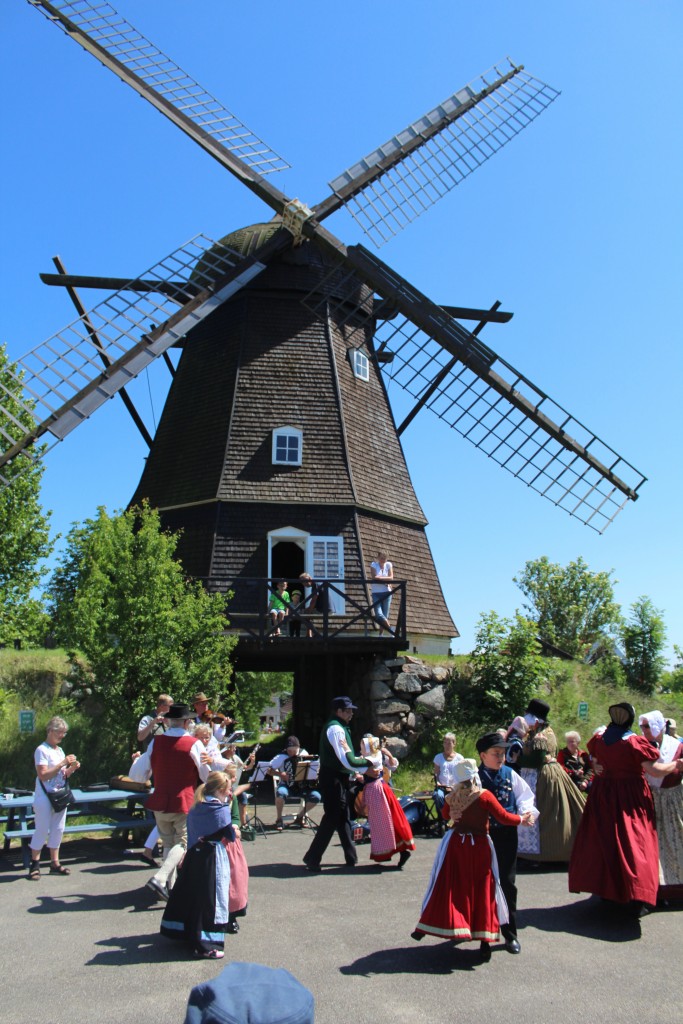 Folkedans foran melby Nølle.