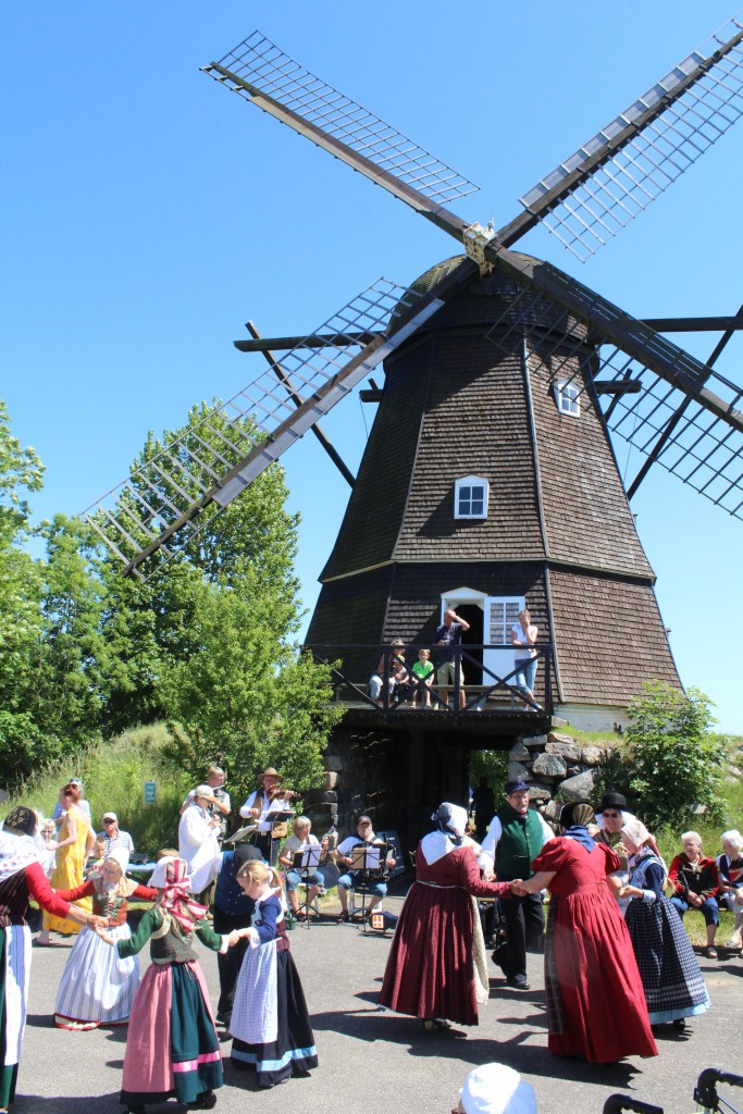 Folkedans foran melby Mølle.