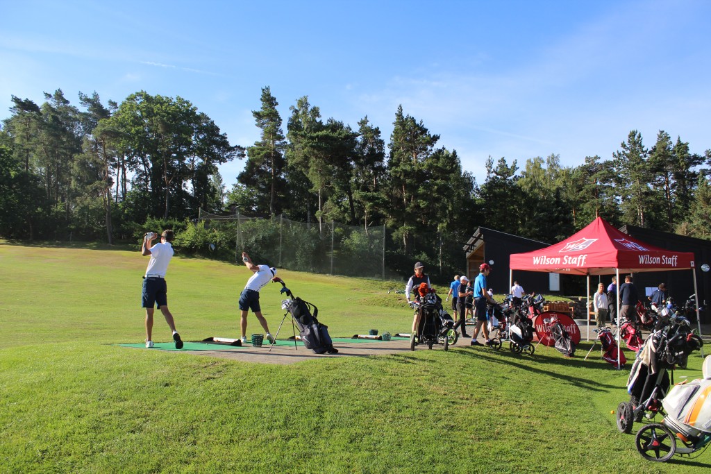 Driving range. Træning før start på 36 huller 2 runde turning over 22n 