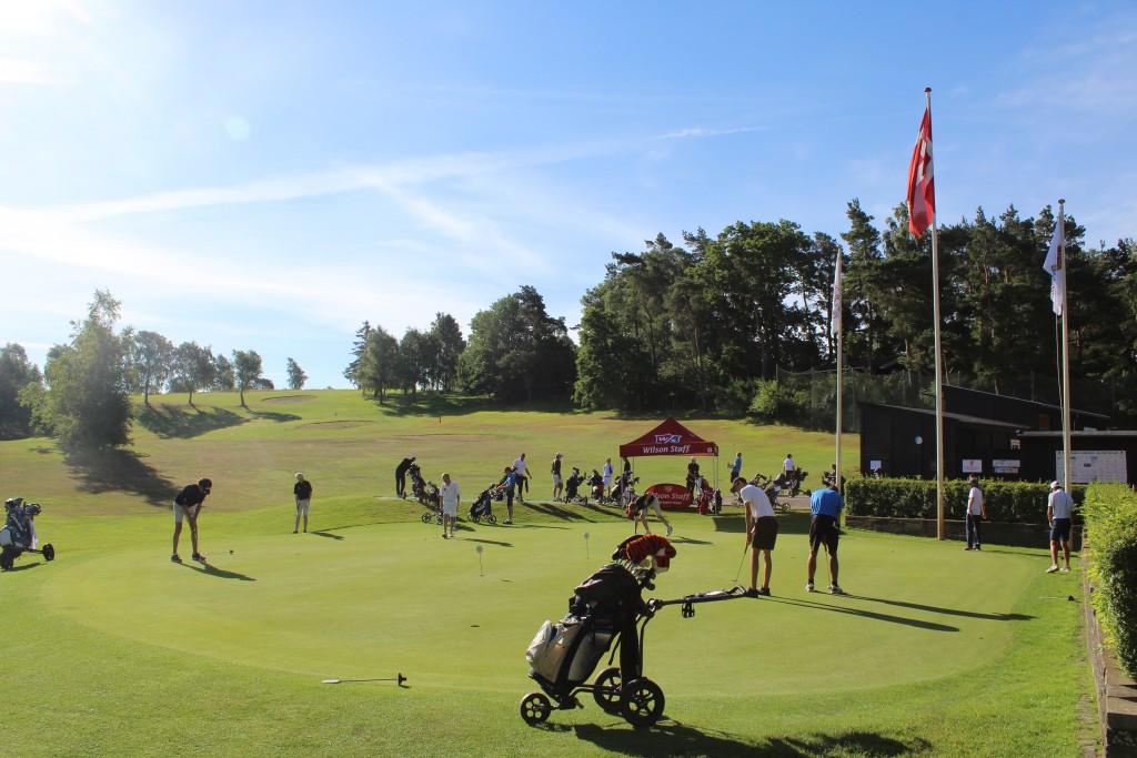 Turnering AGC Wilson Staff Junior Cup. 36 huller, 2 runder samme dag den 10. juli 2017 på Asserbo Golf Club. Foto mod green og driving range,træningsbane den 10. juli 2017 af Erik K Abrahamsen