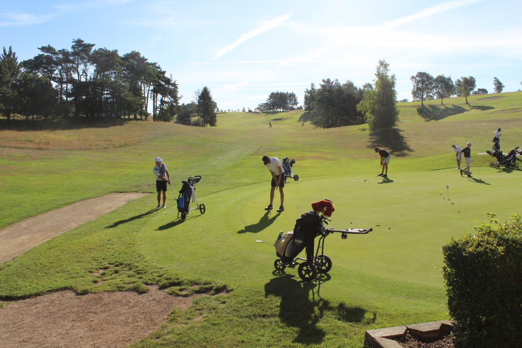 Putting green go udsigt mod Hul 1, gul320 m, par 4. Foto i renting øst den 10. juli 2017 af Erik K Abrahamsen.