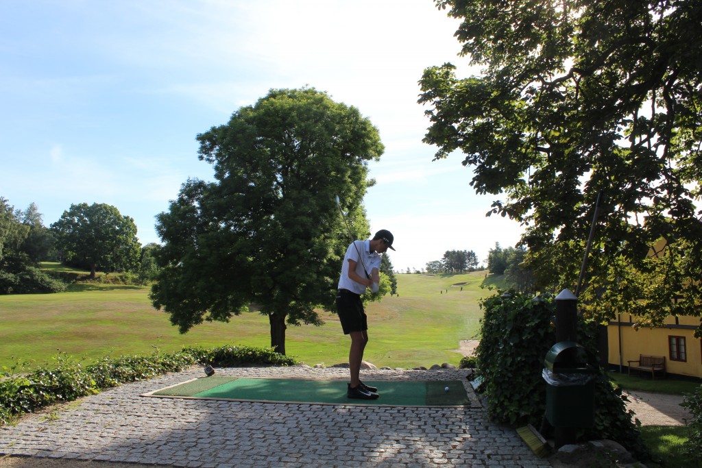 Prøveslag på udspil fra teested under Turnering AGC Wilson Staff Junior Cup den 10 juli 2017 - 2 runder af 18 huller på samme dag. Foto i retning øst den 10. juli 2017 af Erik K Abrahamsen.