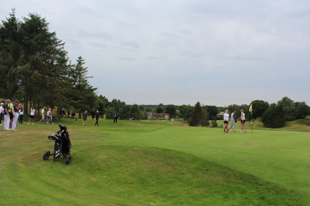 HUl 1, par 4, rød 298m. Løykønske med sejr af turnerinslederne. Foto den 10. juli kl. ca. 18 af erik K Abrahamsen.