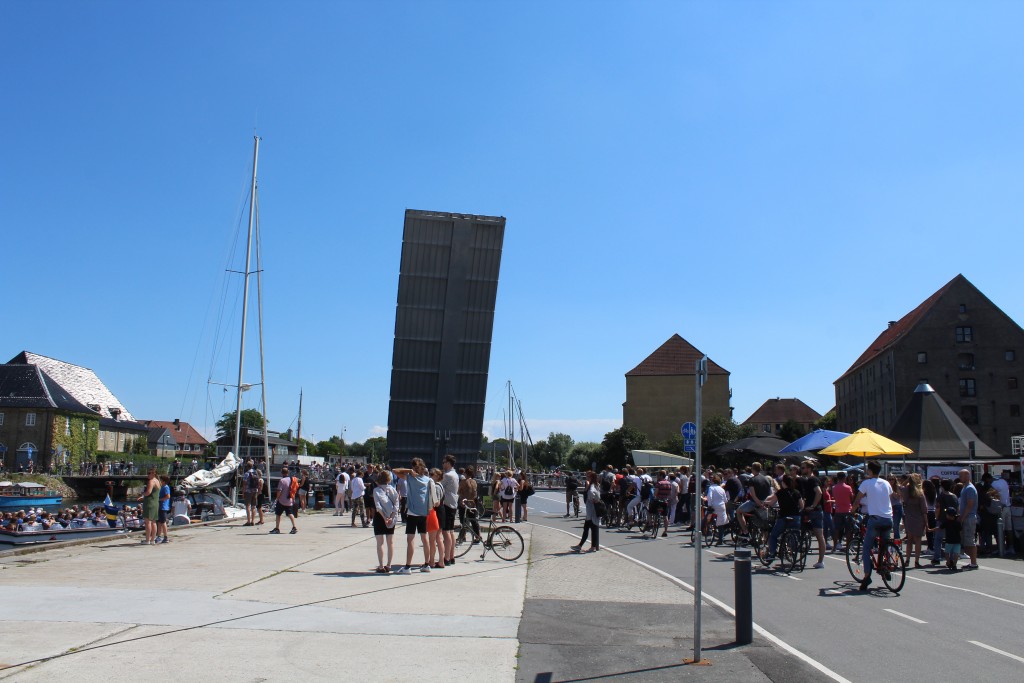 Broklap oppe for gennemsejling mellem Trangravsbroen og Christianshavn. Foto i retning syd den 15. juli 2017 af Erik K Abrahamsen.