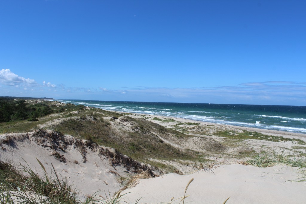 Udsigt fra toppen af de høje klitter ved Jydestrand i retning vest mos Liseleje og Sjælland Odde helt ude i horisonten. Foto den 17.7.2027 kl. ca. 12.30 af Erik K Abrahamsen.