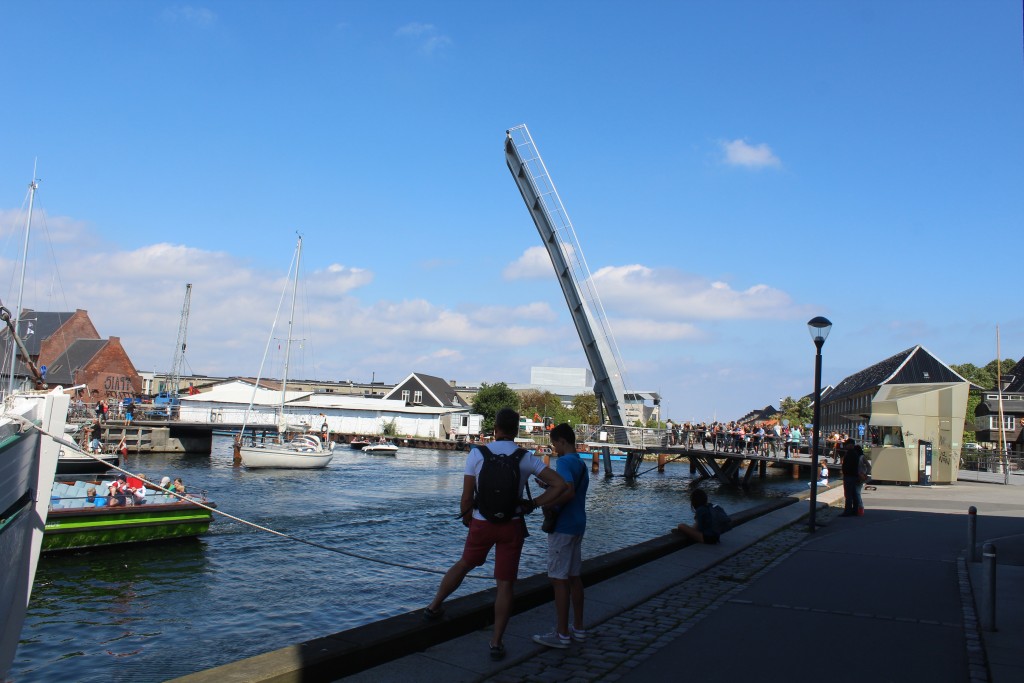 Udsigt fra Islands Plads mod gang- og cyjelbro "Trangravsbroen" over Trangraven Kanal og Christianshavn Kanal i forgrunden.