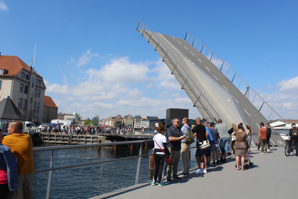 Udsigt fra Trangravsbroen mod Den Nordatlantiske Handels Plads og Inderhavnsbroen i det fjerne. Foto i retning nord den 9. august 2017 af Erik K Abrahamsen.