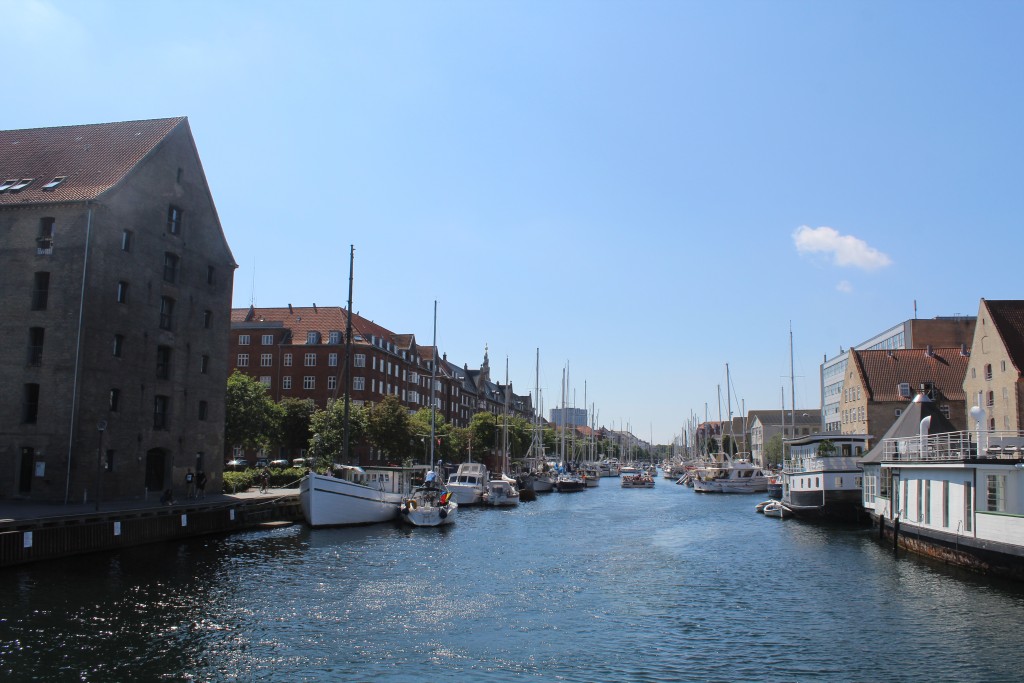 Christianshavn kanal med Islands Plads til venstre i billedet. I baggrunden ses spiret påp Vor Frelser Kirke. kirken er opført 1682-94 mens spiret er bugget 1751. Foto i fretning vest den 9. ugu