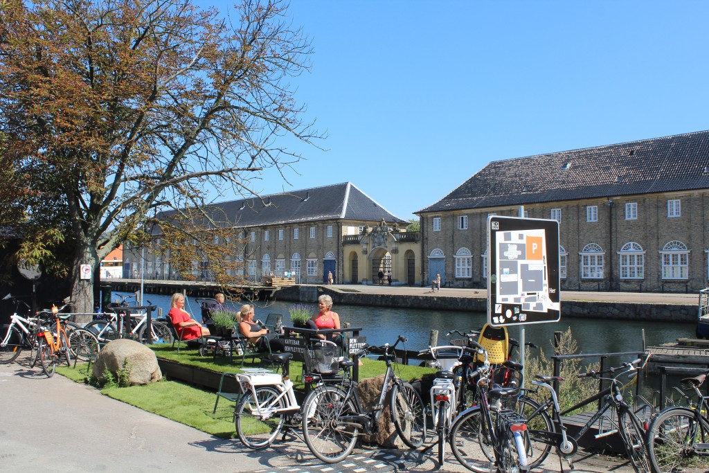 Cafe på Papirøen (Christianshaolm. Udsigt mod Arsenaløen med Forscarskommandoen.