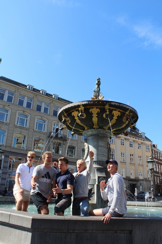 Caritas foubtain on Olde Square - Gammel Torv. Student happening around 11 pm 29. august 2017. Photo by Erik K Abragamnseb