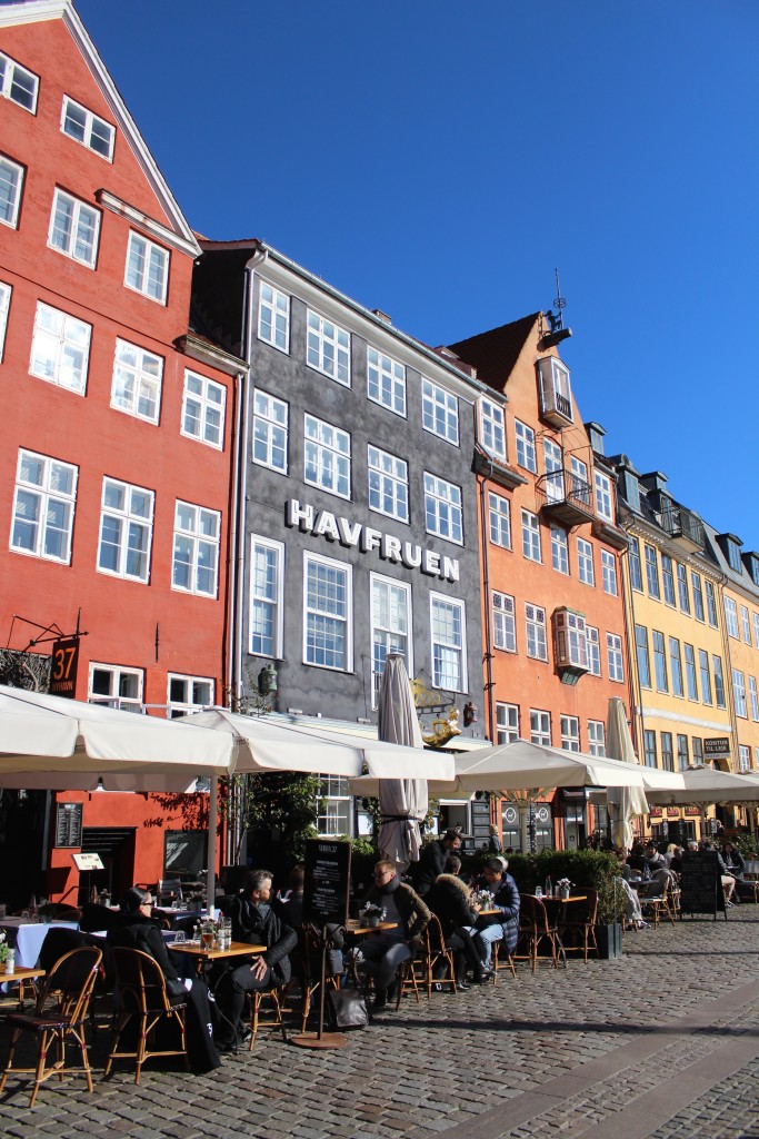 Nyhavn "sunny side" - outdoor restaurants close to wharfs of the canal.