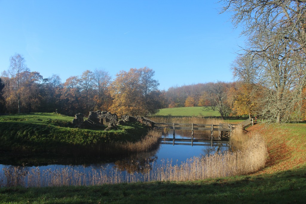 Asserbo Slotsruin ved indgangen til Tisvilde hegn. Foto den 7. november kl ca. 10.45 