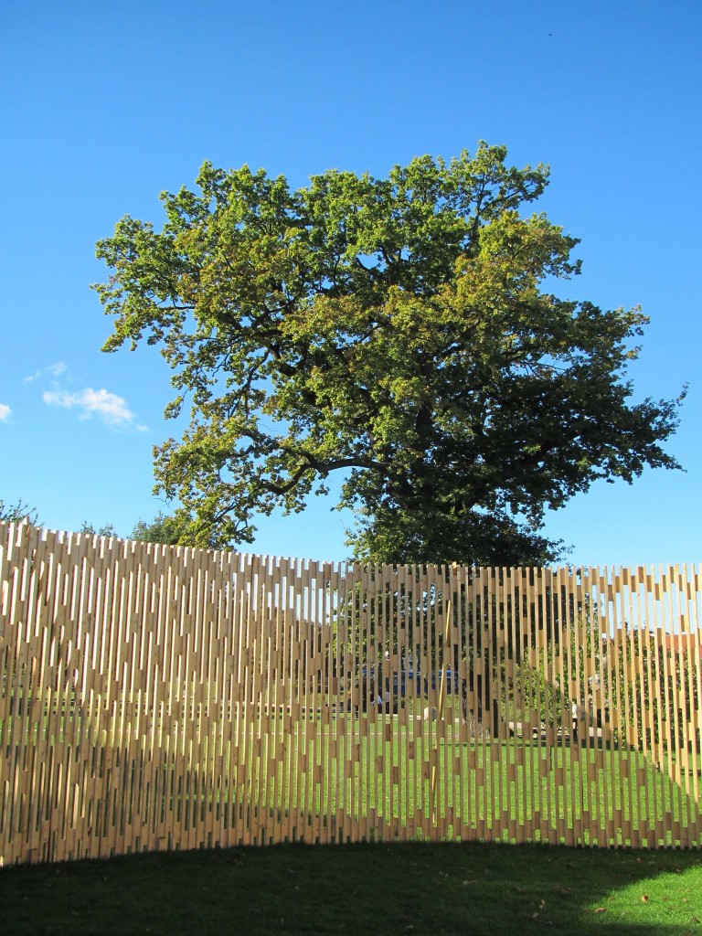 Kunstværk "Pavillon MAA 1:1 - Trylletromler". Kongens Have.