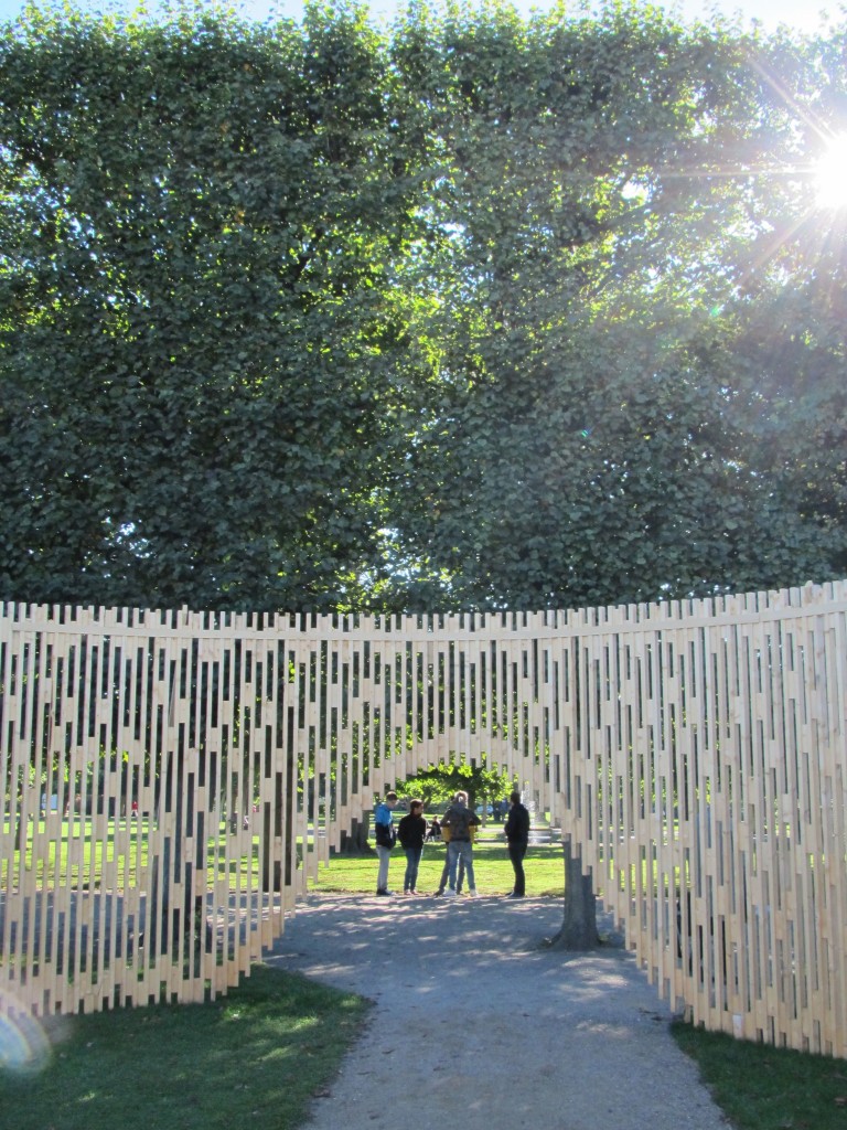 Kunstværk "Pavillon MAA 1:1 - Trylletromler", Kongens Have. Foto sept. 2013 af Erik K Abrahamsen.