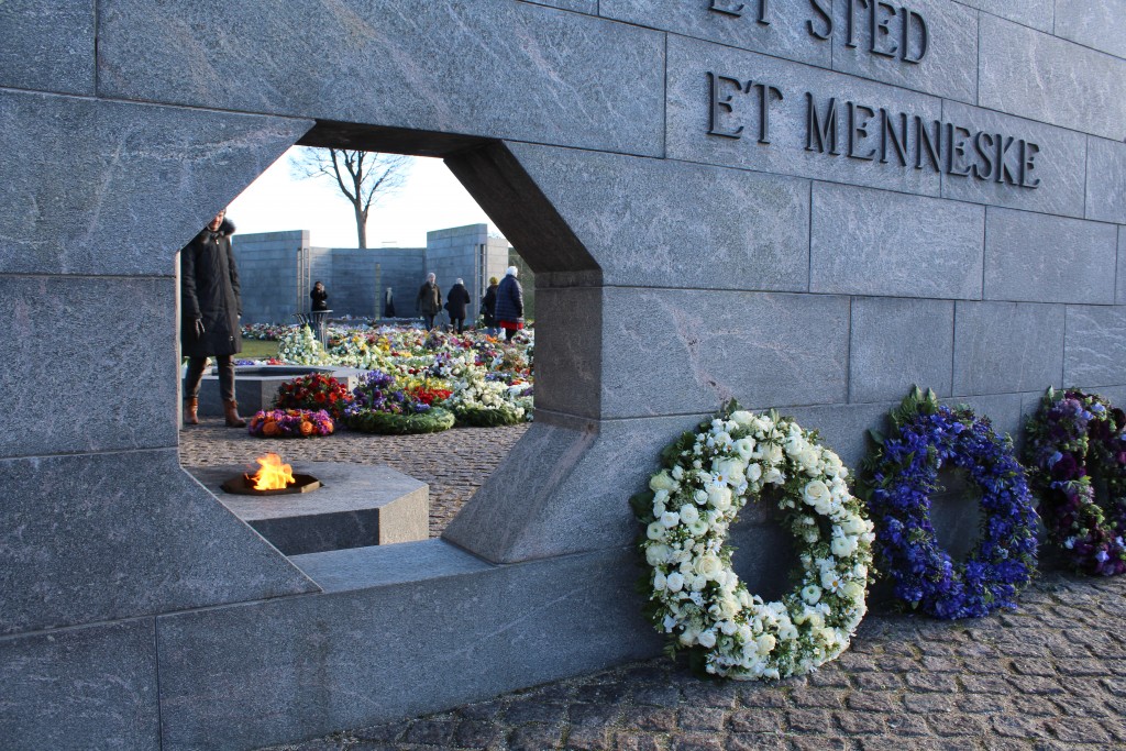 Det Nationale Monument i Kastelle. Udsigt fra RUM: EN TID mod RUM. ET STED og længst borte RUM: ET MENNESKE. Foto den 22. februar kl ca 10 af Erik K Abrahamsen.