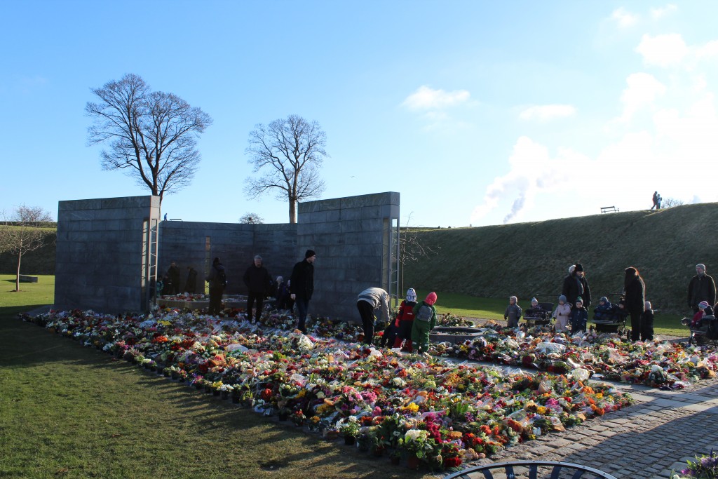 Det Nationale Monument i Kastellet. Forrest RUM ET STED og bagest ET RUM ET MENNESKE.