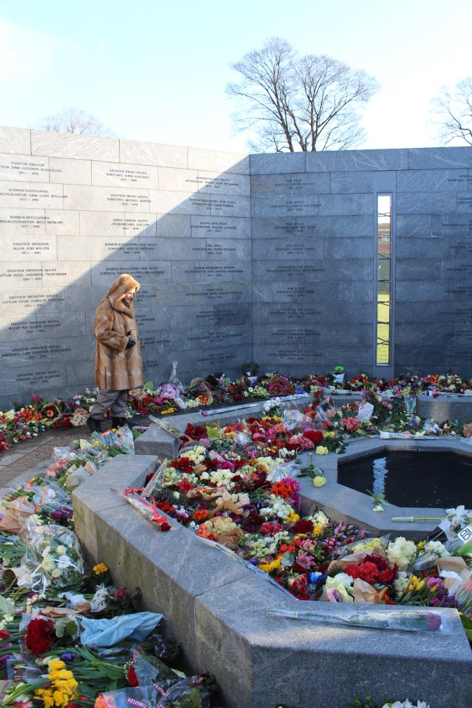 Det Nationale Monument i Kastellet: RUM ET MENNESKE. Foto den 22. februar 2018 af Erik K Abrahamsen.