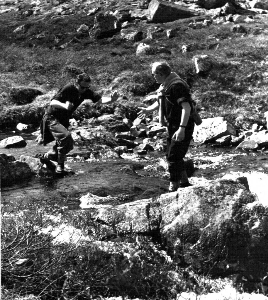 Tur i fjeldet. Vandløb passere. Foto 1961