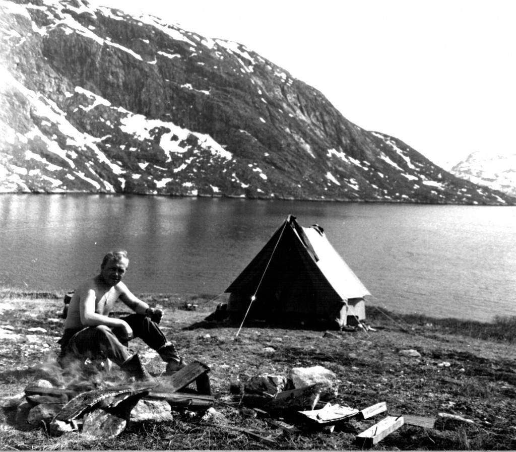 Telt opslået ved Elleslies havn ved Arsuk Fjord. Foto 1961