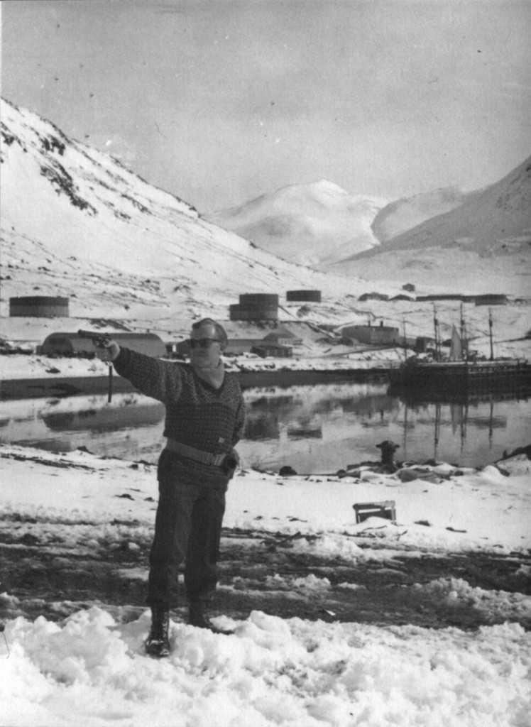 Skydetræning på Dumpen. Udsigt mod Flådestation Grønnedal med havne og Morgenfjelt hlet i baggrunden. Foto 1961