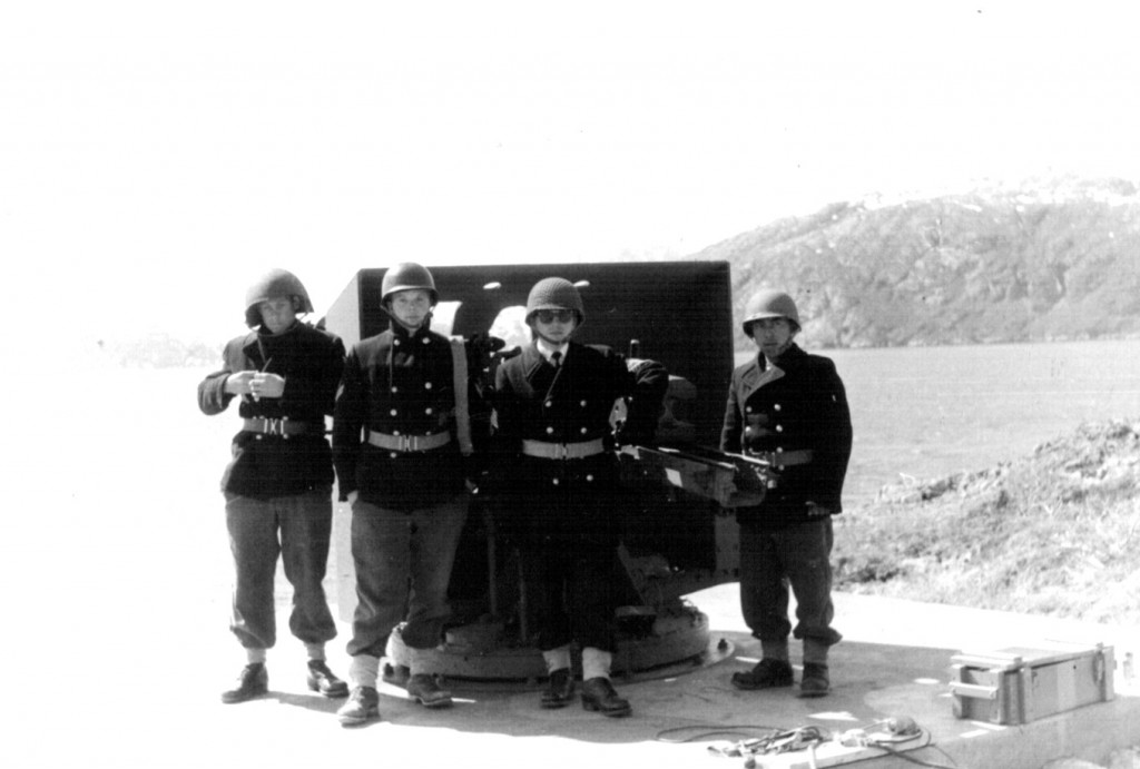 Grønlandske konstabler for 120 mm kanon på Flådestation Grønnedal. udsigt mod Arsuk Fjord. Foto 1961