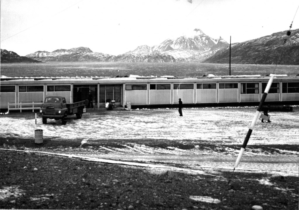 Maskinbanjens tagkonstruktion ødelagt under en syd-ost orkan. Foto 1961