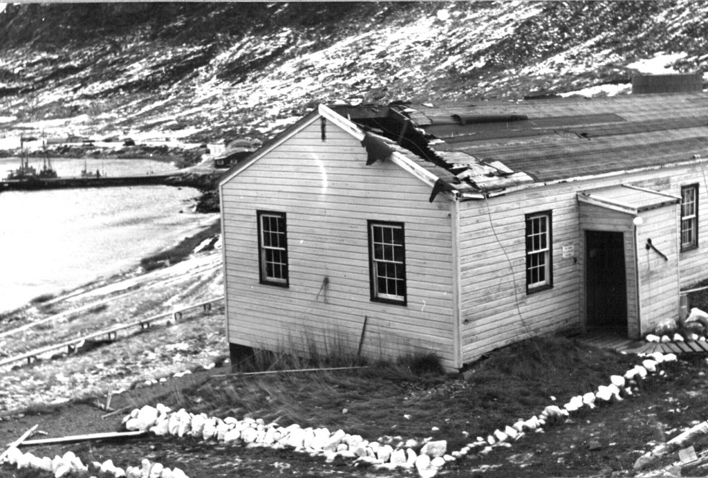 Grønlands Kommandos administrationsbygng blev unde syd-ost orkanen ramt at en væltet mast. Foto 1961.