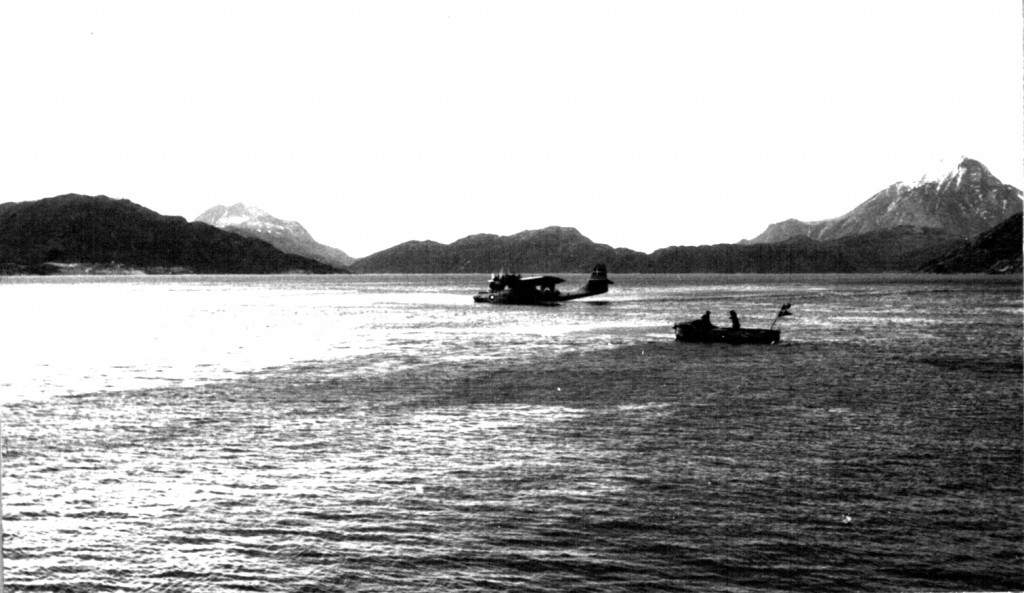 Catalin fly lander på Arsuk Fjord med post fra Danmark. Foto 1961