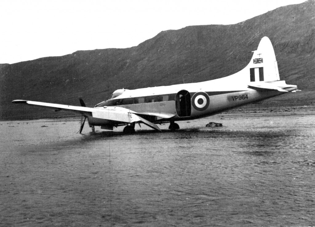 Nødlanding af britisk propelfly på smeltevandsslette nær Arsuk By. Foto 1961.