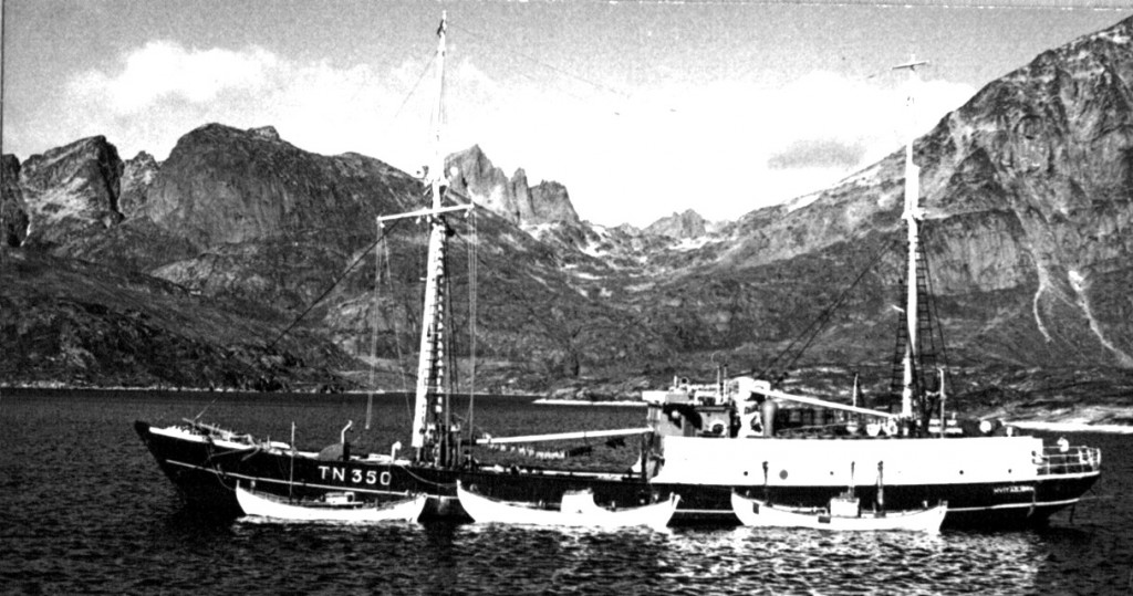 Skibe ved Arsuk havn. Foto 1961.