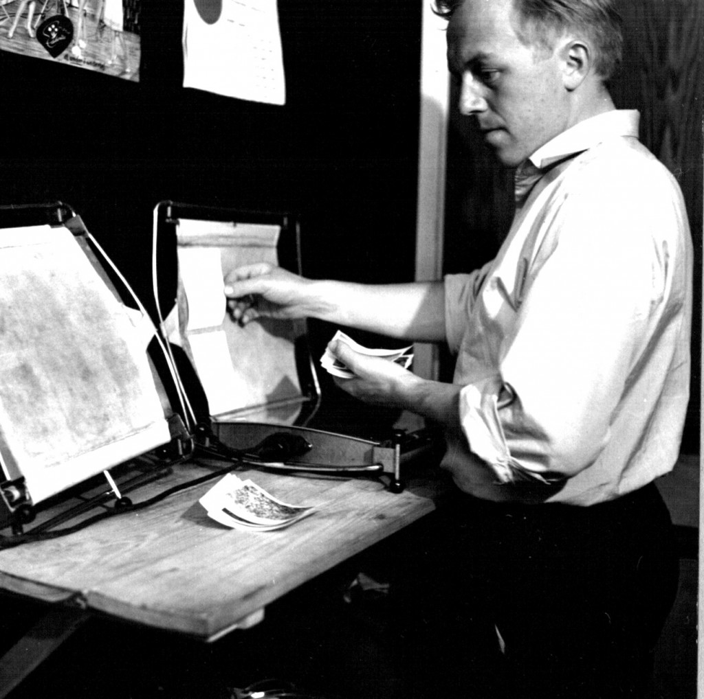 Melvin på fritidsarbejde i fotoshoppen på Flådestation Grønnedal. Foto 1961-62