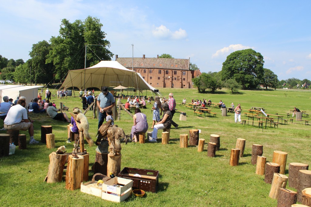 Udsigt mod Esrum Kloster og opsat telt i forbindelse med indvielse af Nationlparken. Foto i retning nord den 29 maj 2016 kl 15 af erik K abrahamsen