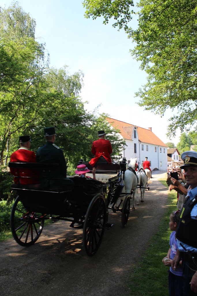 Dronningen og miljøministeren ankommer i karet til Esrum Møllegård og Kloster. Foto den 29. maj 2018 af erik K Abrahamsen