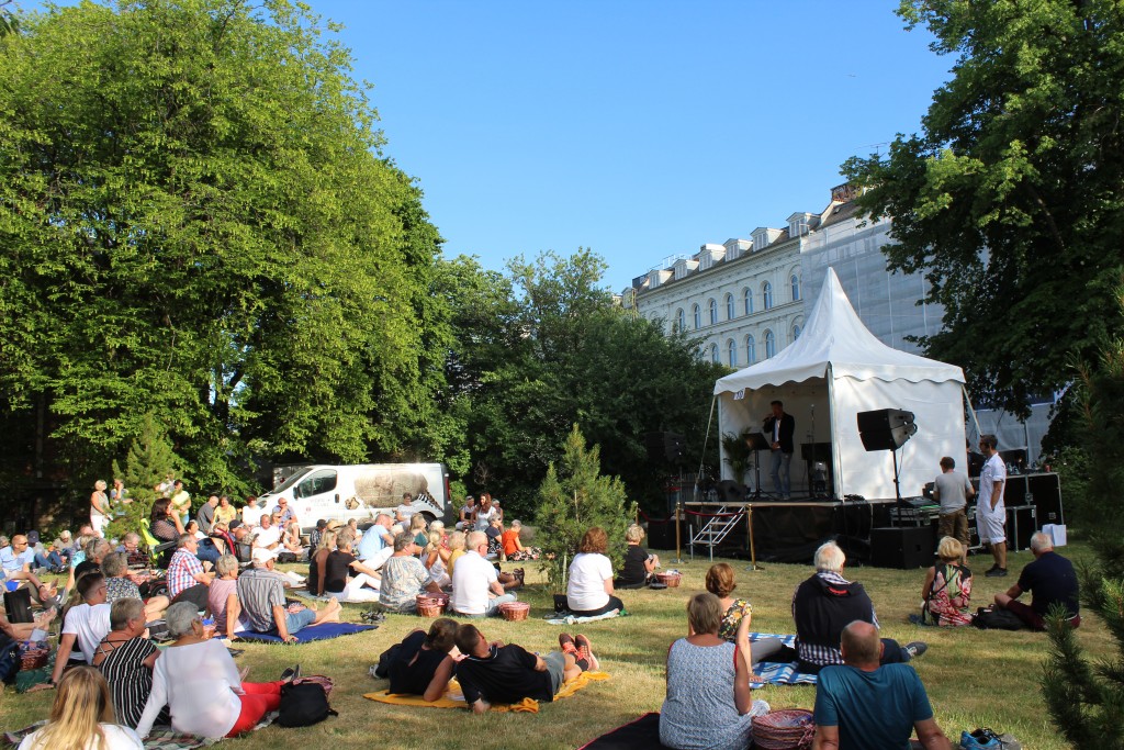 Silas Holst optræder sammen med pianist Henrik Krogsgaard på scene 10. Foto den 5. juni 2018 kl 18.30 af Erik K Abrahamsen