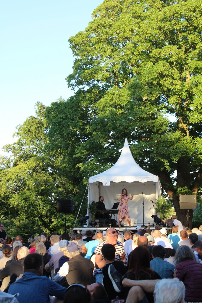 Maria Lucia syner på scene 5. Foto den 5. juni 2018 kl 20.30-50 af Erik K Abrahamsen