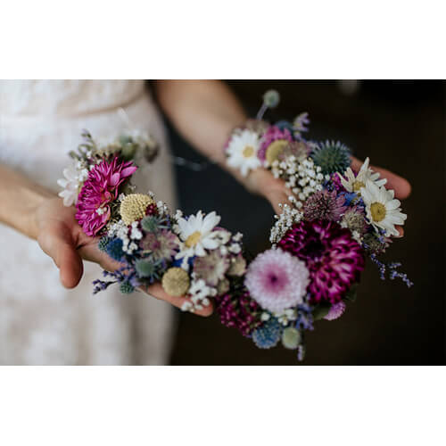 Flowers as hair accessories on your wedding day part 1: applications
