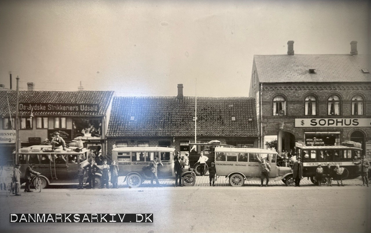 Busser på torv - Sophus - De Jydske Strikkeriers Udsalg