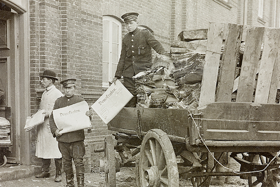 WEB statens-avissamling-pa-hoegh-guldbergs-gade-24-marts-1918.-fotograf-ukendt